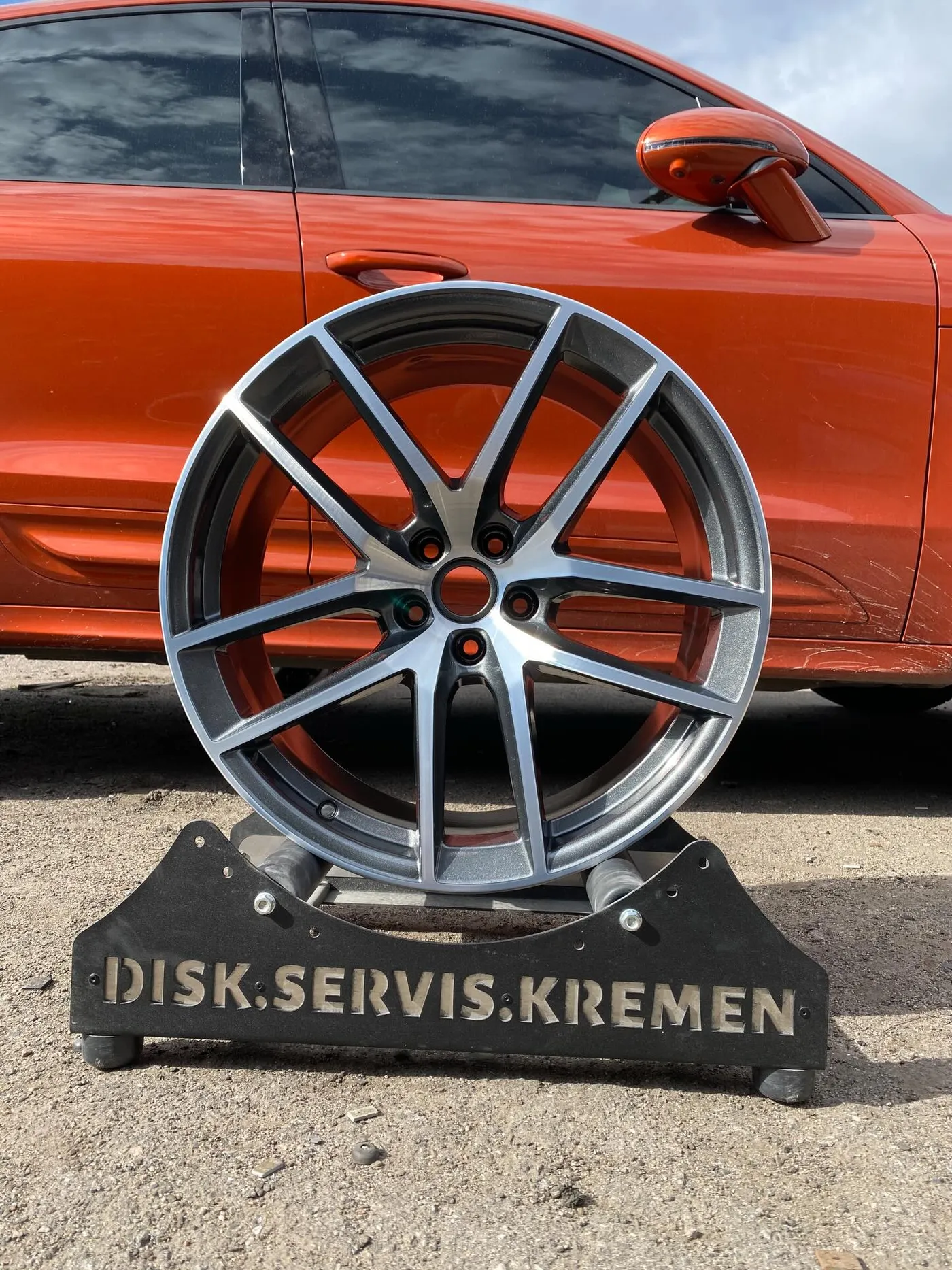 Диск Porsche Macan 20″ після комплексної реставрації, пофарбований в оригінальний колір
